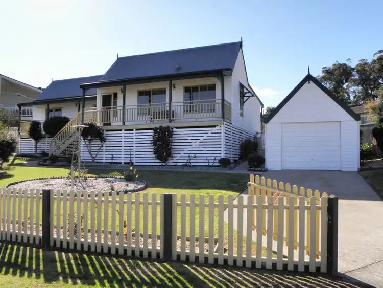 4 Doyle Court, Lakes Entrance VIC 3909