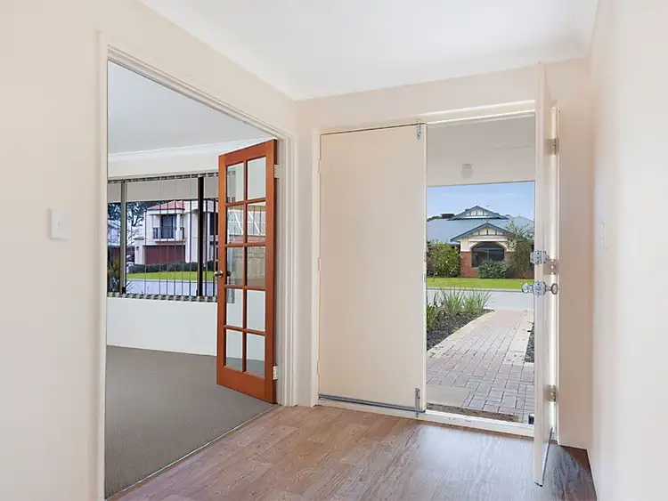 Second view of Homely house listing, 6 Serene Bend, Atwell WA 6164