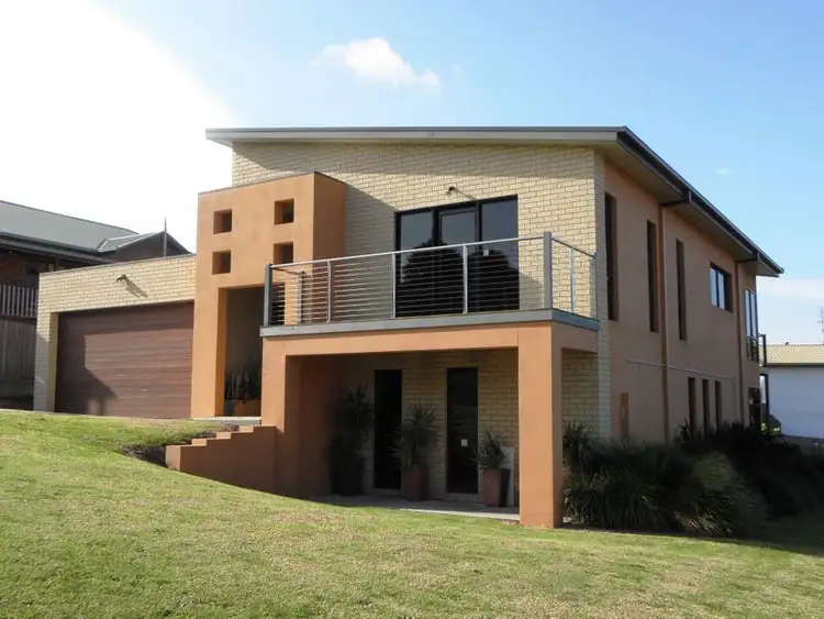 4 Hillcrest Rise, Lakes Entrance VIC 3909