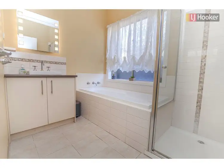 Sixth view of Homely house listing, 5 Cheltenham Close, Craigieburn VIC 3064