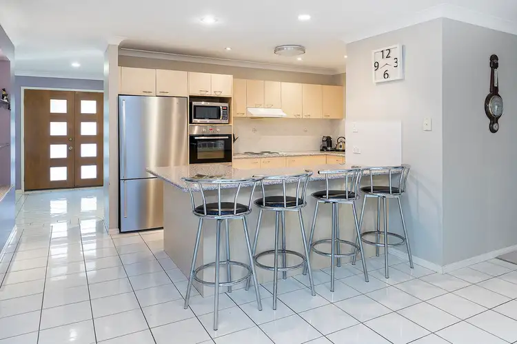 6 Maltravers Drive, Arundel QLD 4214