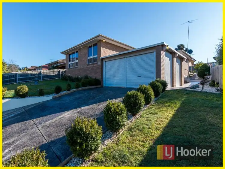 27 William Perry Close, Endeavour Hills VIC 3802