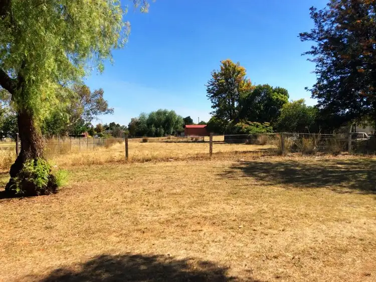 90 Grenfell Road, Cowra NSW 2794