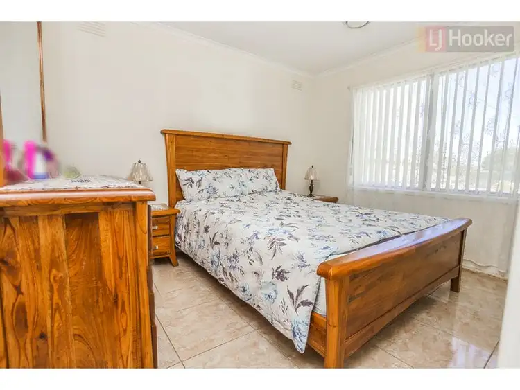 Fifth view of Homely house listing, 10 Yandoit Crt, Meadow Heights VIC 3048