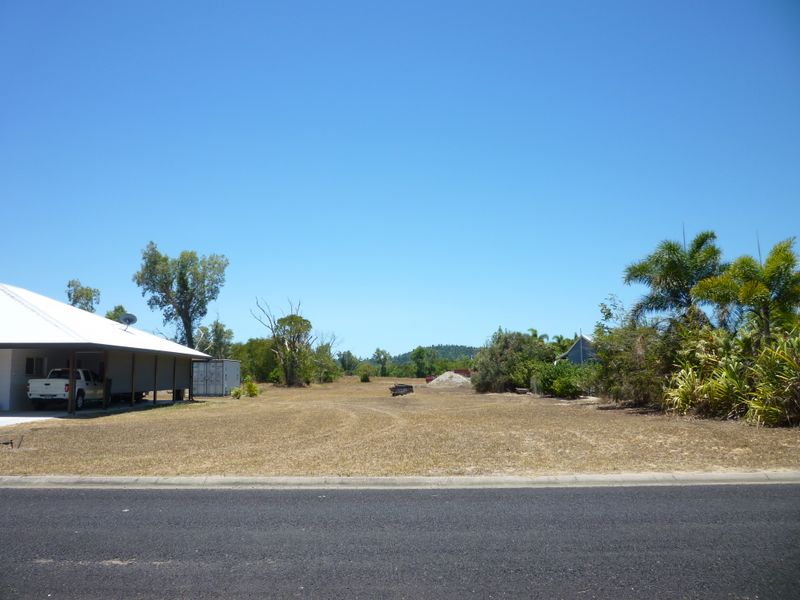 L7 Amanda Cres, Tully Heads QLD 4854