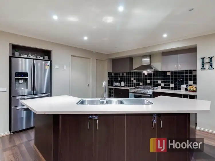 Fifth view of Homely house listing, 2 Flowerfield Court, Berwick VIC 3806