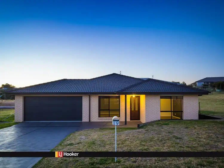 19 Koma Circuit, Bega NSW 2550