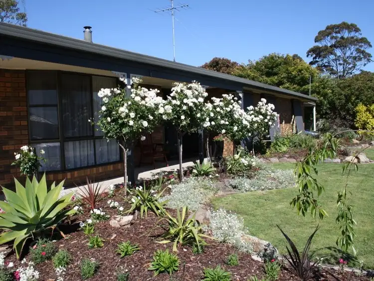 Fifth view of Homely house listing, 9 Finchley Court, Bairnsdale VIC 3875