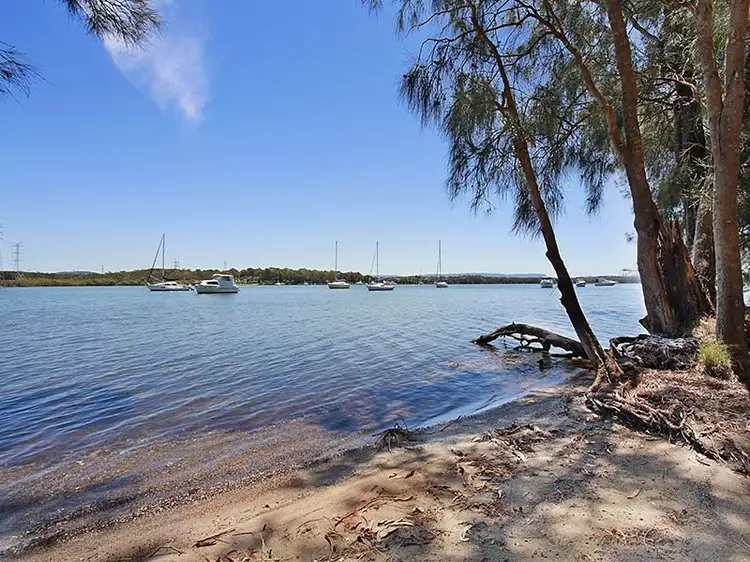 6 Halcyon Street, Mannering Park NSW 2259