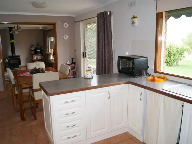 Seventh view of Homely house listing, 4 Bankin Court, Bairnsdale VIC 3875