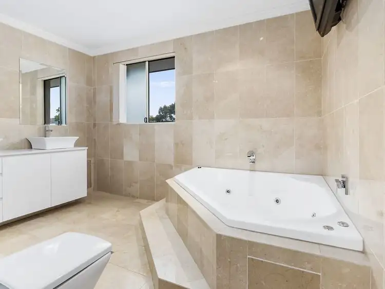 Fifth view of Homely house listing, 33 Solander Avenue, West Hoxton NSW 2171