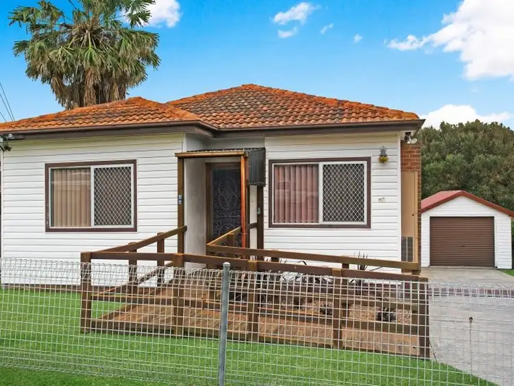 13 Deane Street, Belmont NSW 2280