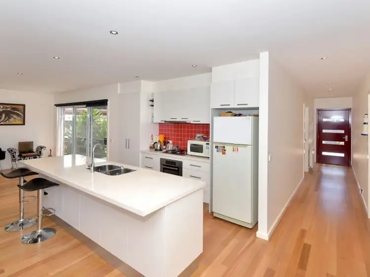 2/35 Buckingham Road, Newtown VIC 3220