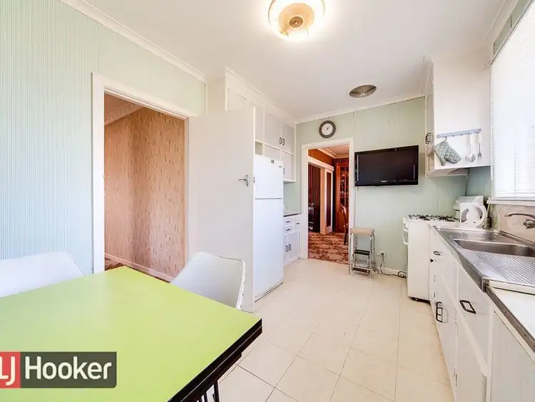 Fifth view of Homely house listing, 2 CARLYON CRT, Springvale VIC 3171