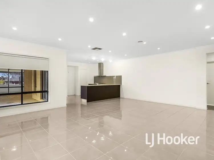Fifth view of Homely house listing, 160 Sanctuary Lakes South Boulevard, Sanctuary Lakes VIC 3030