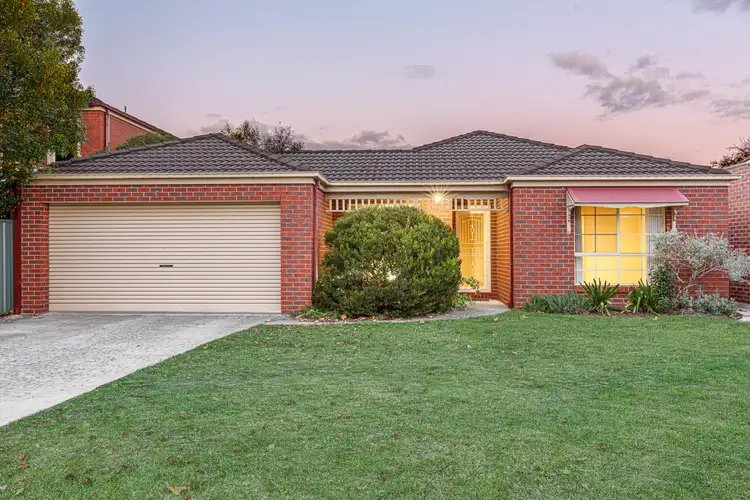 6 St Helens Avenue, Lake Gardens VIC 3355