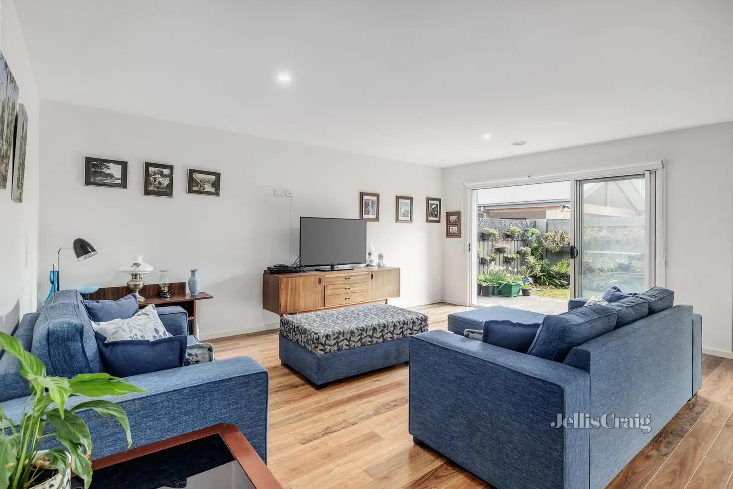 Main view of Homely unit listing, 2/6 Hodgson Grove, Bentleigh East VIC 3165