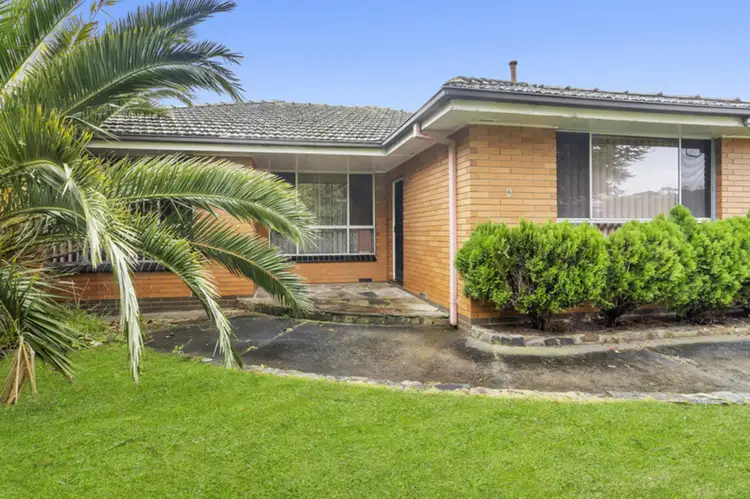 8 Warraburra Avenue