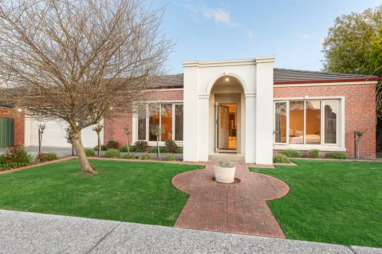 13 St Chester Avenue, Lake Gardens VIC 3355