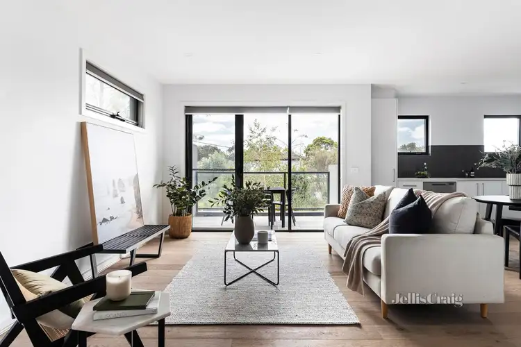 Main view of Homely unit listing, 2/5 Curzon Street, Ivanhoe VIC 3079