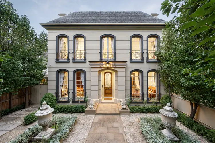 9 Stradbroke Avenue
