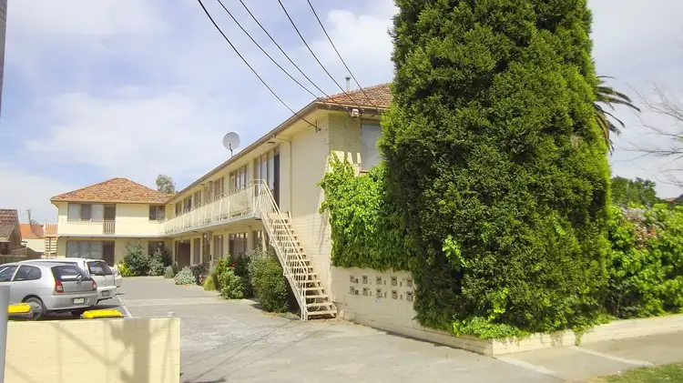 76 The Grove