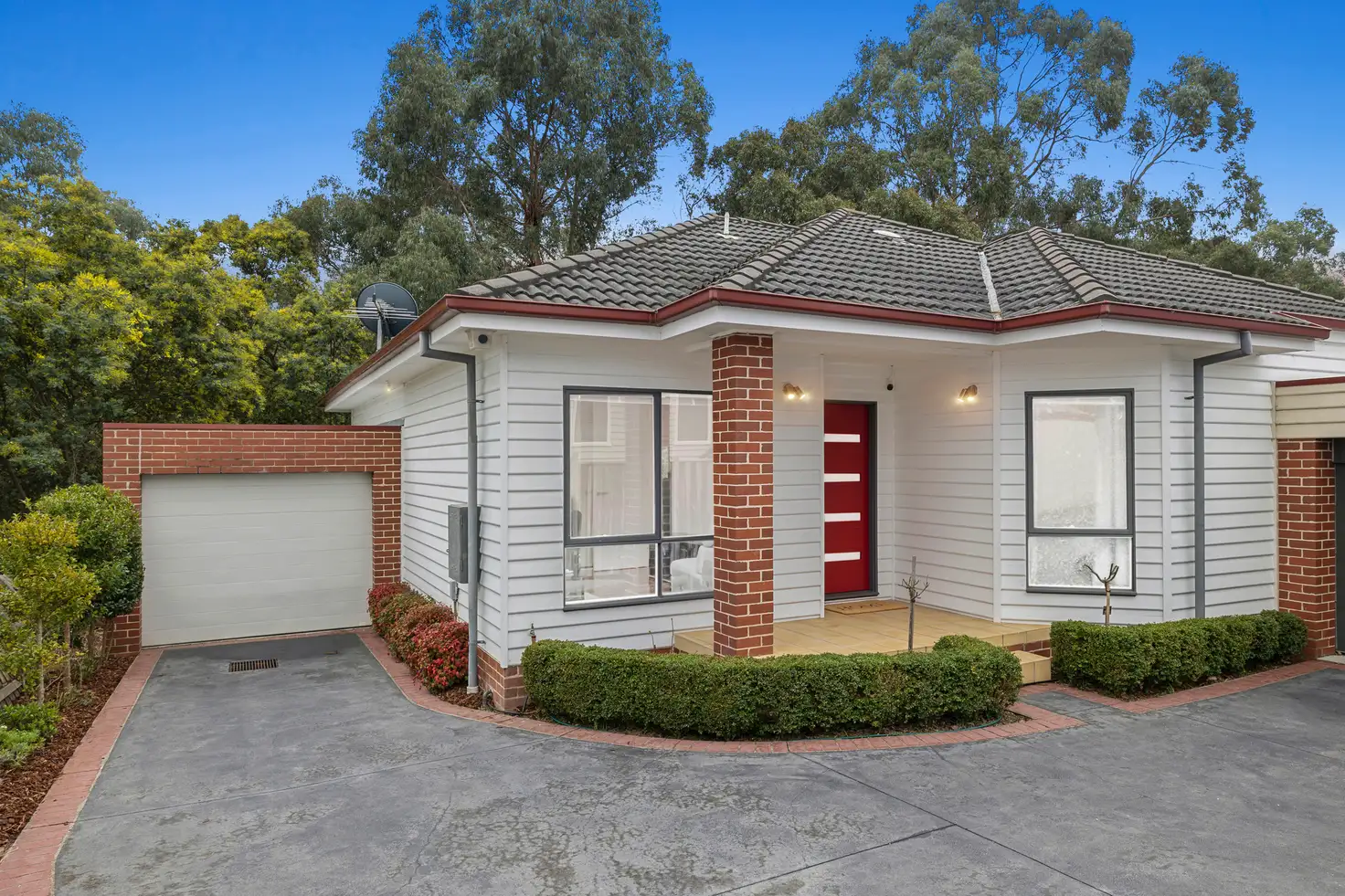 Main view of Homely townhouse listing, 2/15 Therese Avenue, Mount Waverley VIC 3149