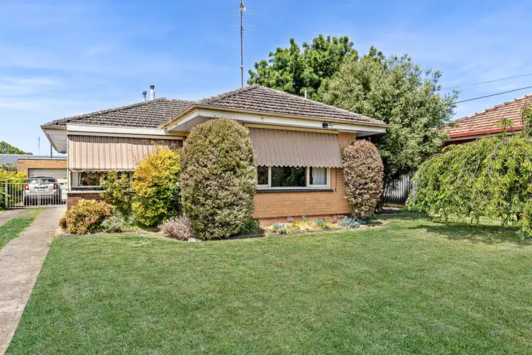 16 Browns Parade, Wendouree VIC 3355