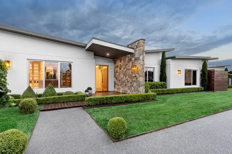 19 Ibis Gardens Court, Cardigan VIC 3352