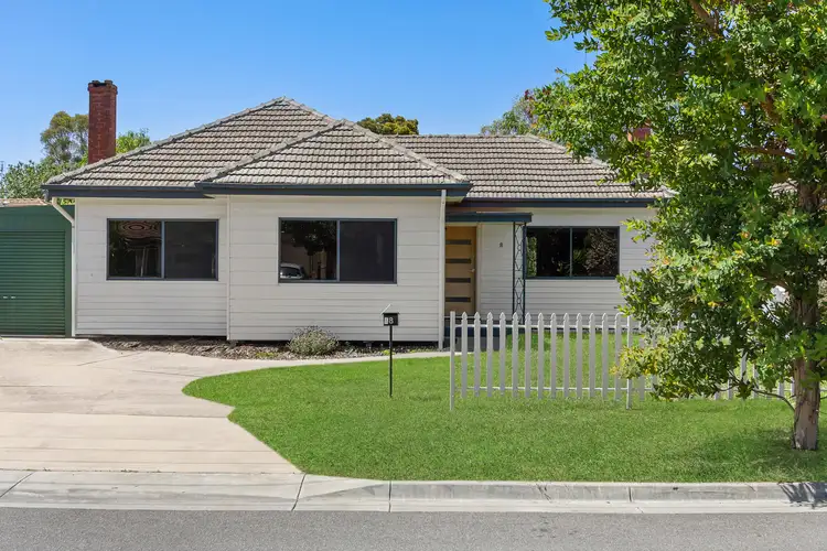 8 Menzies Ct