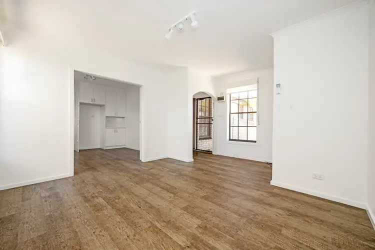 2/18 Wheatsheaf Road, Glenroy VIC 3046