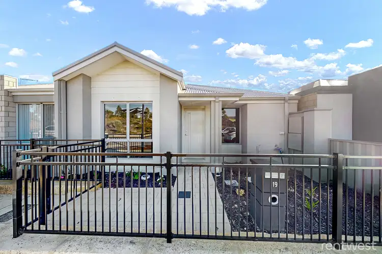 19 Paradoxa Rd, Hammond Park WA 6164