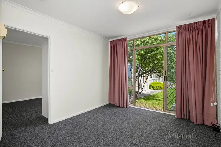 2/40 Chifley Avenue, Altona VIC 3018