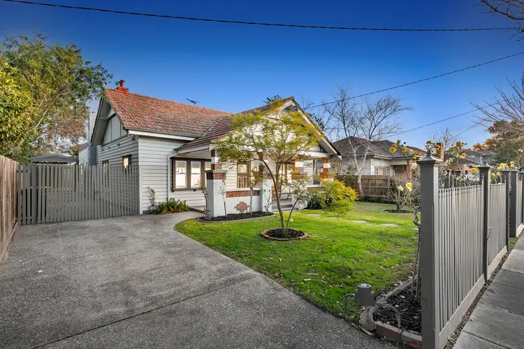 10 Eleebana Avenue, Hughesdale VIC 3166