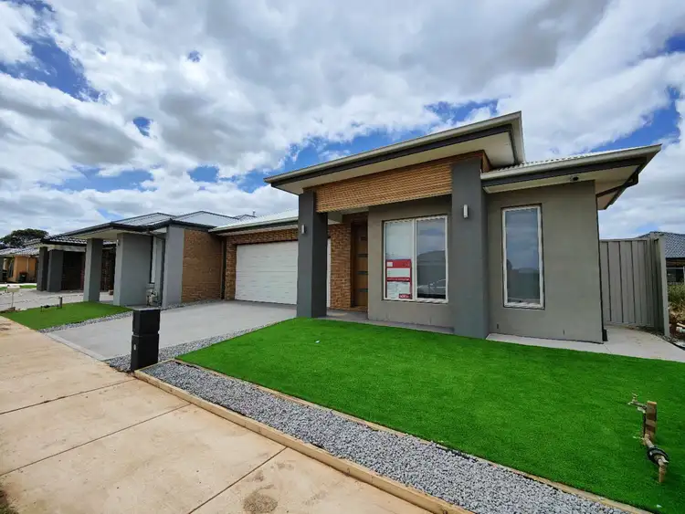 12 Hanover Circuit, Melton South VIC 3338