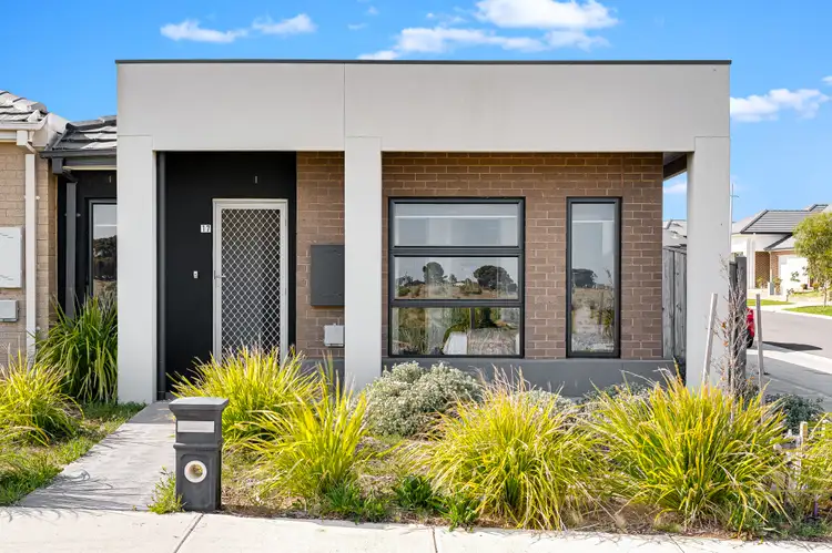 17 Papaya Walk, Manor Lakes VIC 3024