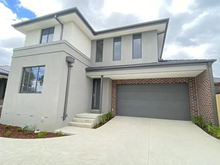Main view of Homely townhouse listing, 2/33 Highland Cres, Mooroolbark VIC 3138