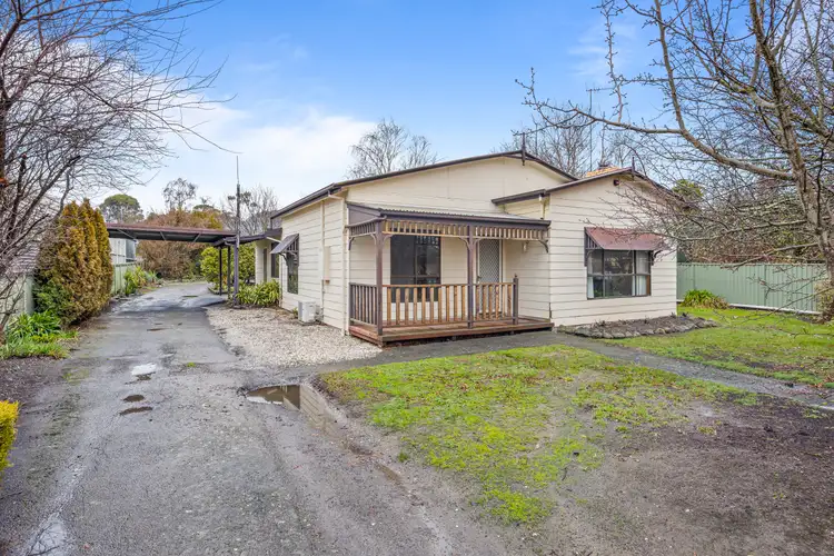 17 Warburton Street, Beaufort VIC 3373