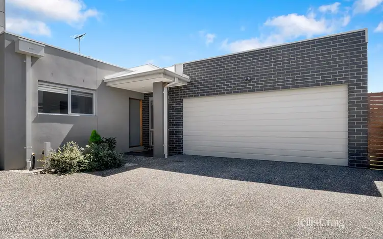 2/142 Blackshaws Road, South Kingsville VIC 3015