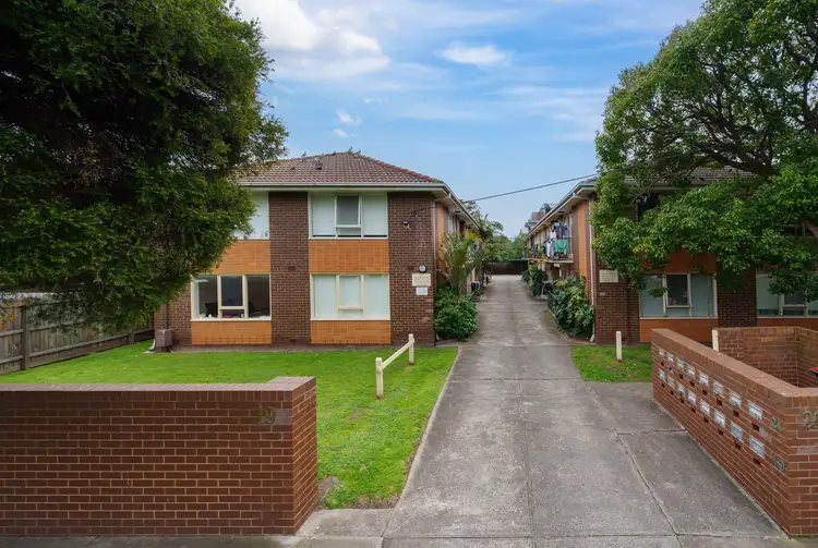 8/19 Toolambool Road, Carnegie VIC 3163