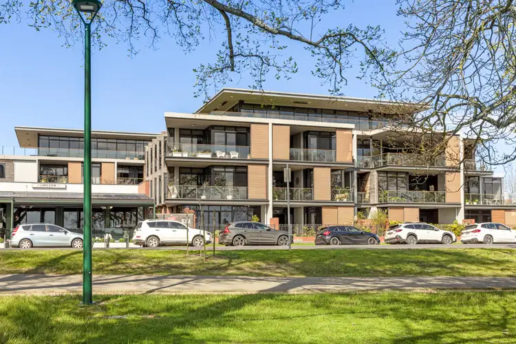 2/18 Wendouree Parade, Lake Wendouree VIC 3350