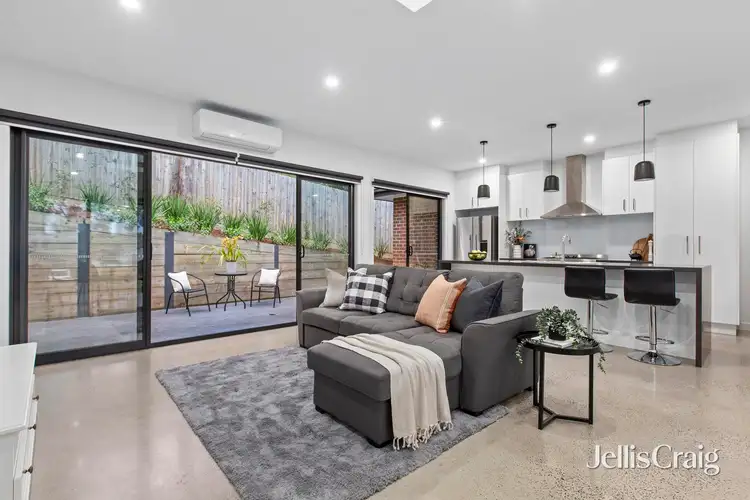 2/18 Helene Street, Eltham VIC 3095