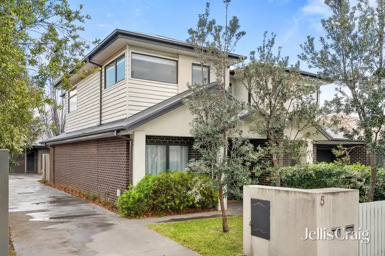 2/5 Angus Avenue, Altona North VIC 3025