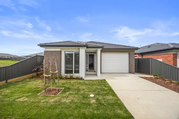 24 Thurling Parade, Lucas VIC 3350