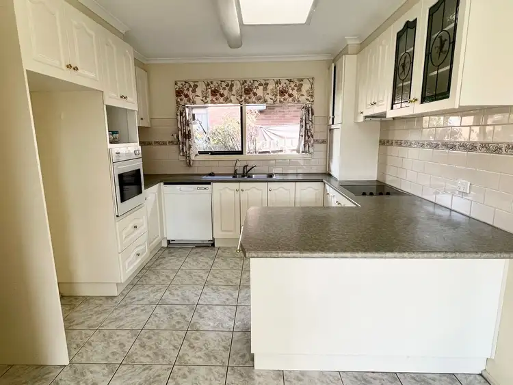 33 Sherwood Crescent, Dandenong North VIC 3175