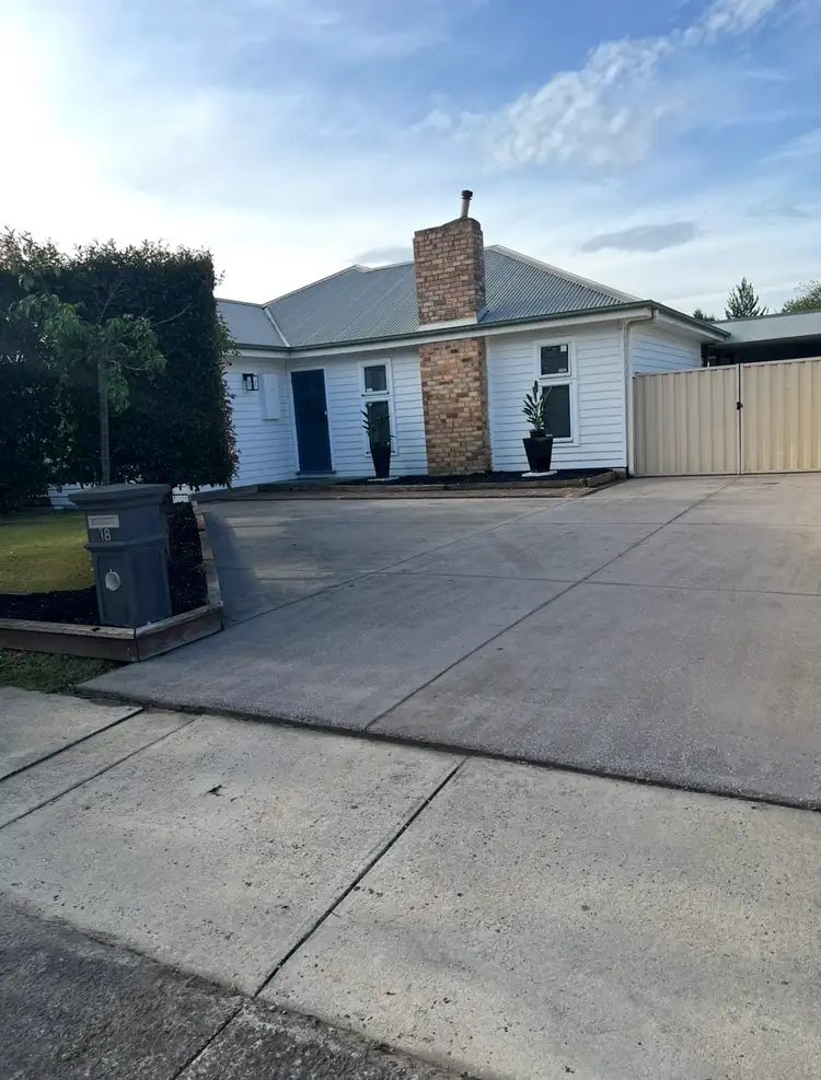 18 Dennis Avenue, Keilor East VIC 3033