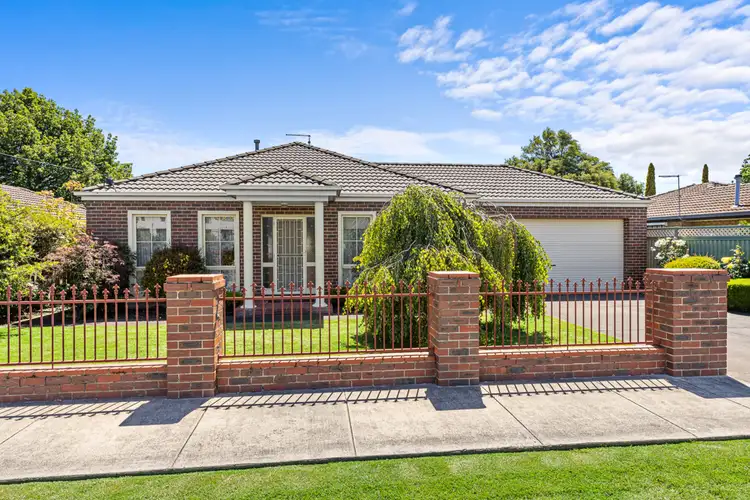 8 Webbcona Parade, Wendouree VIC 3355