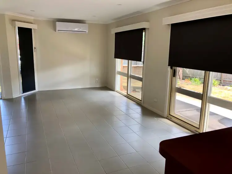 1B Wooddale Grove