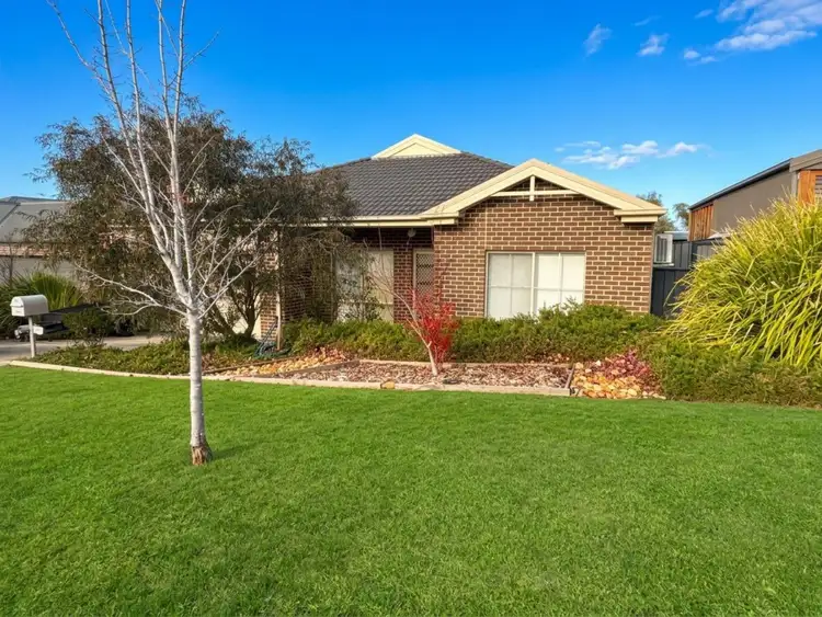 17 Victoria Place, Pakenham VIC 3810