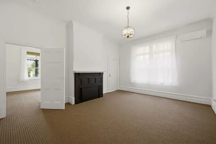 15 Orrong Crescent